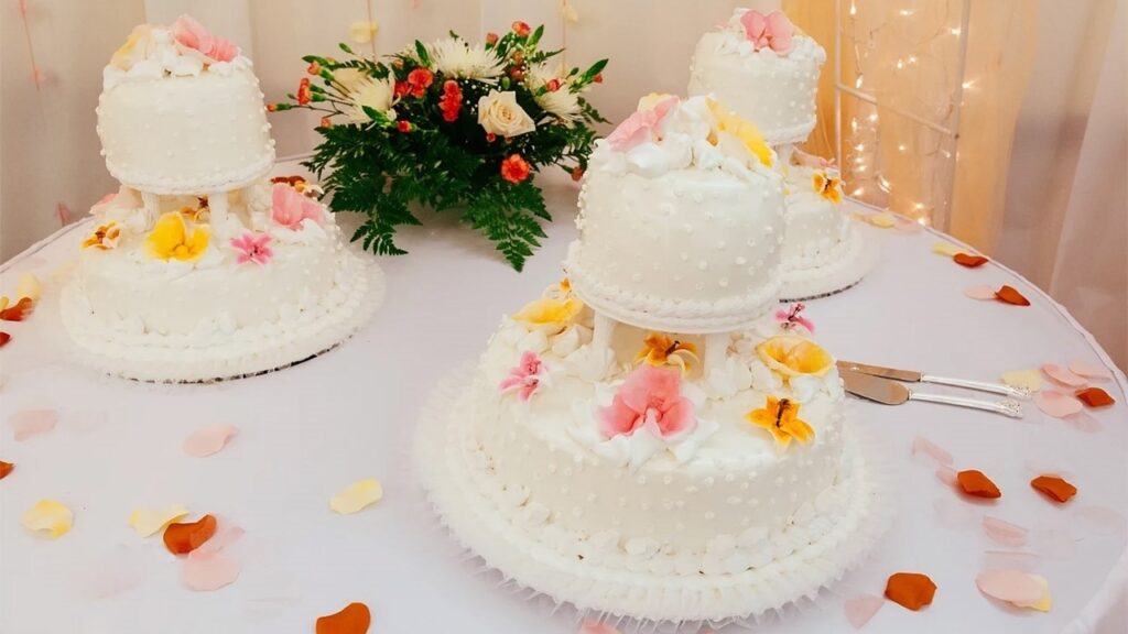 آموزش پخت و تزئین کیک عروسی خانگی