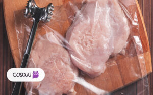 کوبیدن سینه مرغ برای سالاد سزار